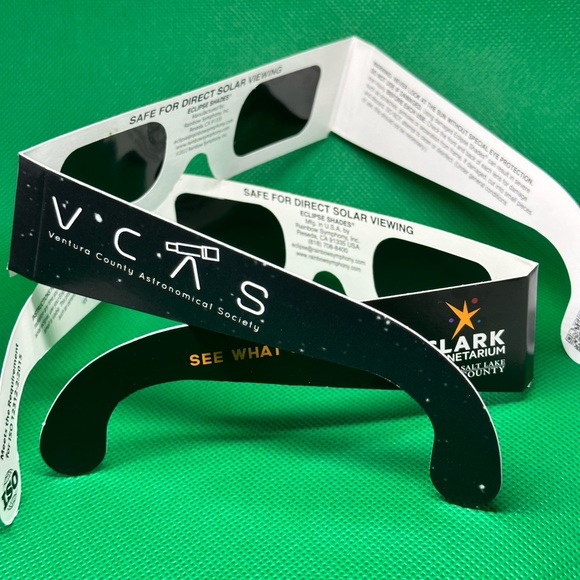 4 pack solar filter eclipse viewing glasses. - Picture 3 of 6